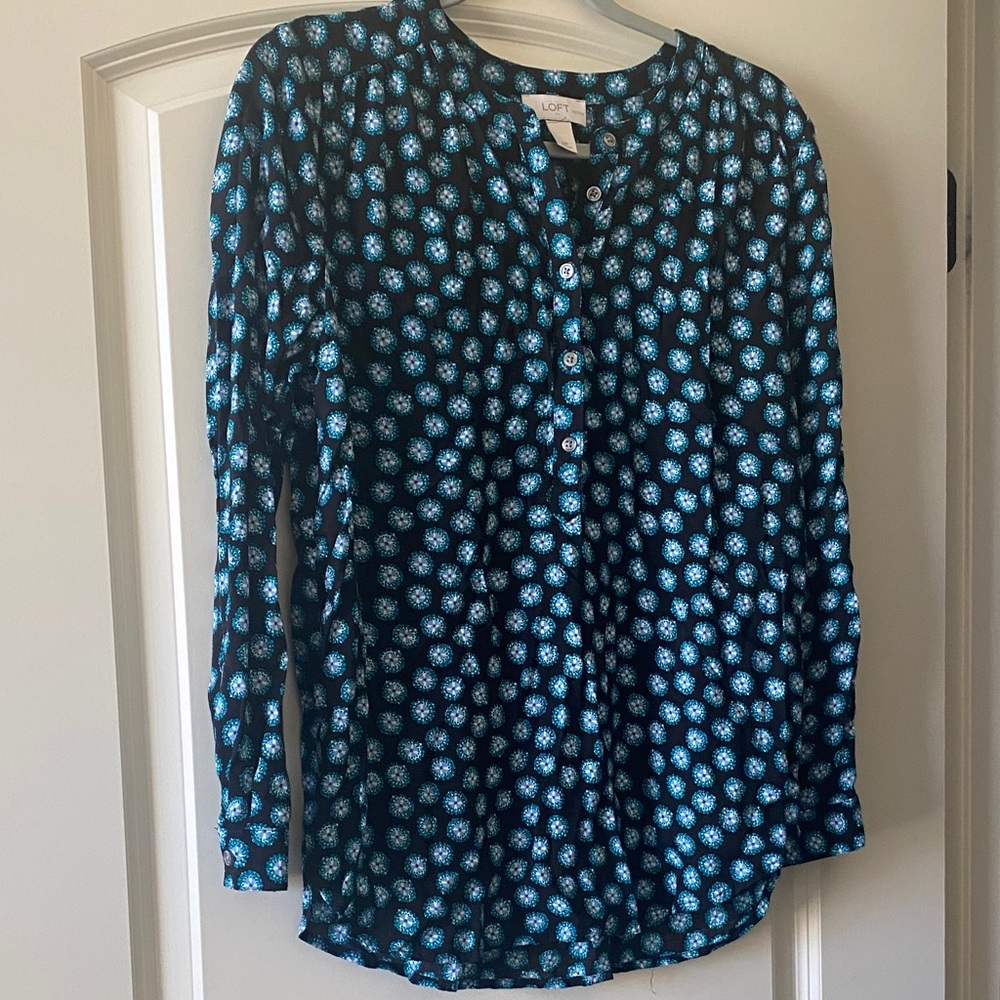 LOFT Women's Black and Blue Floral Blouse